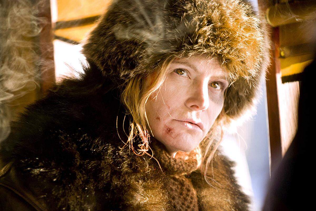 Jennifer Jason Leigh in ''The Hateful Eight''   Quentin Tarantinos Winter-Western versammelt neben Leigh auch Kurt Russell, Tim Roth, Samuel L. Jackson etc. Inmitten eines Schneesturms stranden acht Menschen in einer Postkutschen-Station.