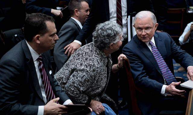 Justizminister Jeff Sessions (re.) in einer Pause des Hearings vor dem Justiz-Ausschuss des Senats in Washington.