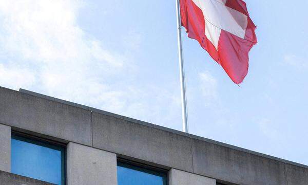 Die Schweizer Fahne auf einem Gebäude der Credit Suisse.