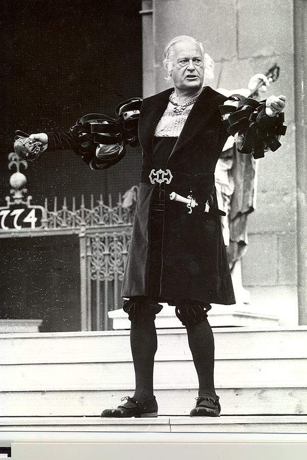 Lange war Jürgens Mitglied des Ensembles am Wiener Burgtheater, als Filmschauspieler machte er sich ebenfalls einen Namen, auch international: In "James Bond - Der Spion, der mich liebte" gab er etwa den Bösewicht.