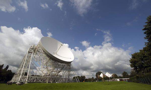 Der Astronom Bernard Lovell war 1957 die treibende Kraft hinter der Errichtung des damals größten schwenkbaren Radioteleskops, dem Observatorium Jodrell Bank im Nordwesten Englands. Das auch heute noch in Betrieb befindliche Observatorium umfasst mehrere Radioteleskope und weitere Gebäude wie Lagerhallen und Kontrollräume. 