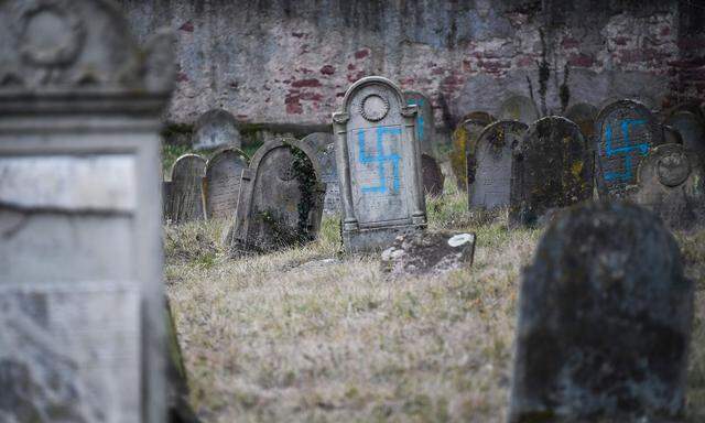 19. Februar auf dem jüdischen Friedhof im elsässischen Dorf Quatzenheim an der deutschen Grenze: Rund 80 Gräber wurden mit Hakenkreuzen besprüht.