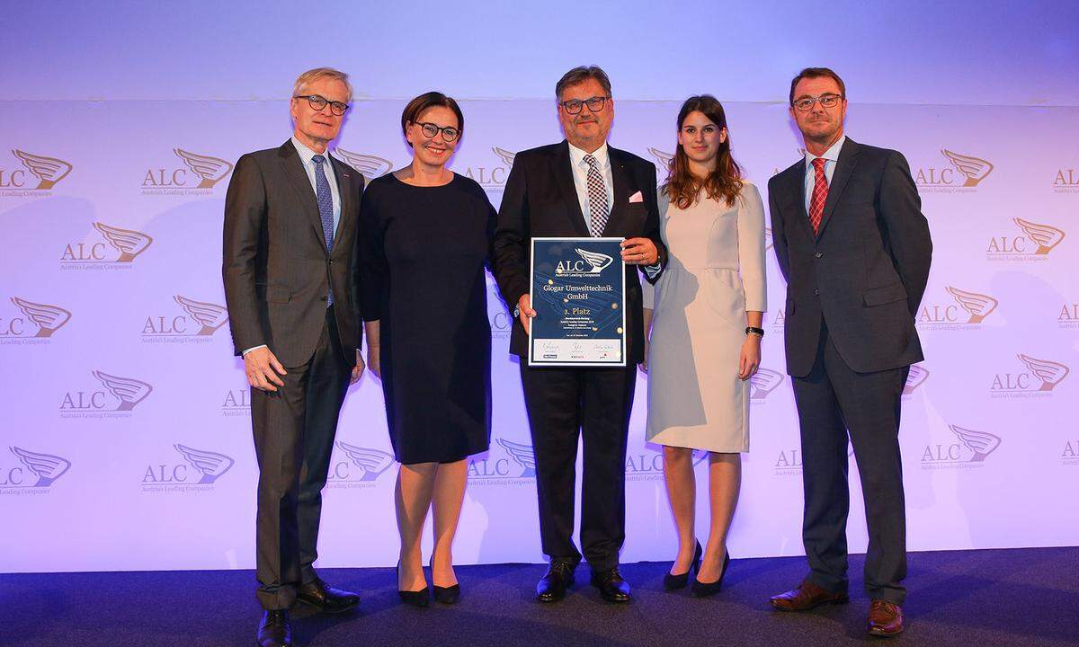 Auszeichnung 3. Platz Kategorie national tätige Unternehmen „Kleinbetriebe“ für die Glogar Umwelttechnik GmbH (v.l.): WK OÖ-Vizepräsident Clemens Malina-Altzinger mit der Glogar-Familie Elisabeth, Werner und Kathrin Vatier sowie  TÜV Austria-Leiter Seilbahntechnik Michael Emberger.