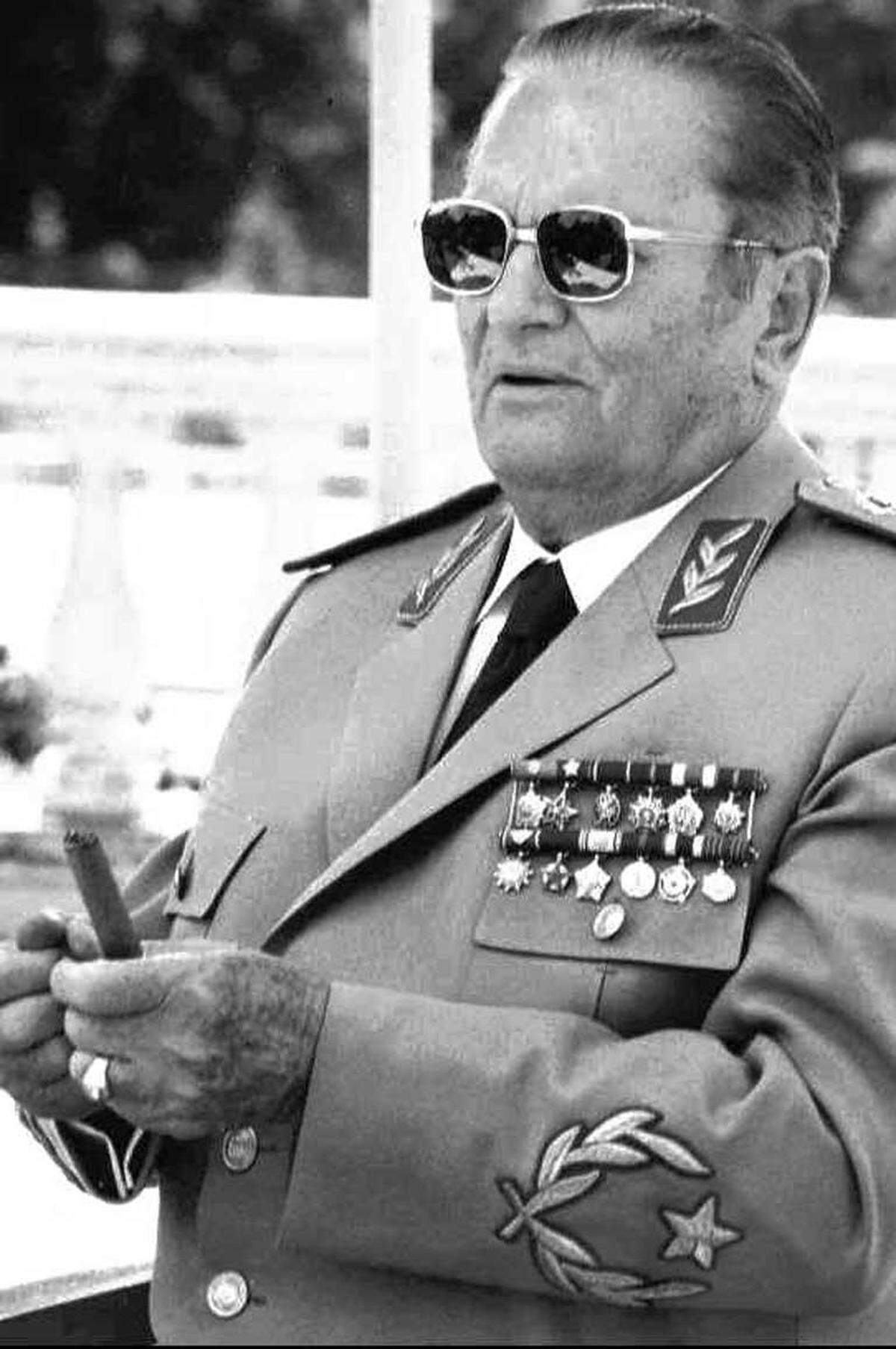 Am 4. Mai 1980 starb der langjährige jugoslawische Kommunisten- und Staatschef Josip Broz Tito. Titos Nachfolger waren nicht in der Lage sein Erbe erfolgreich zu verwalten. Im März 1981 kam es zu zu großen Studentenprotesten und blutigen Auseinandersetzungen mit der Polizei in Pristina (Kosovo).An die Stelle des Staatsgründers tritt ein Präsidium, dem Vertreter der sechs Republiken und zwei autonomen serbischen Provinzen (Kosovo und Vojvodina) angehören.