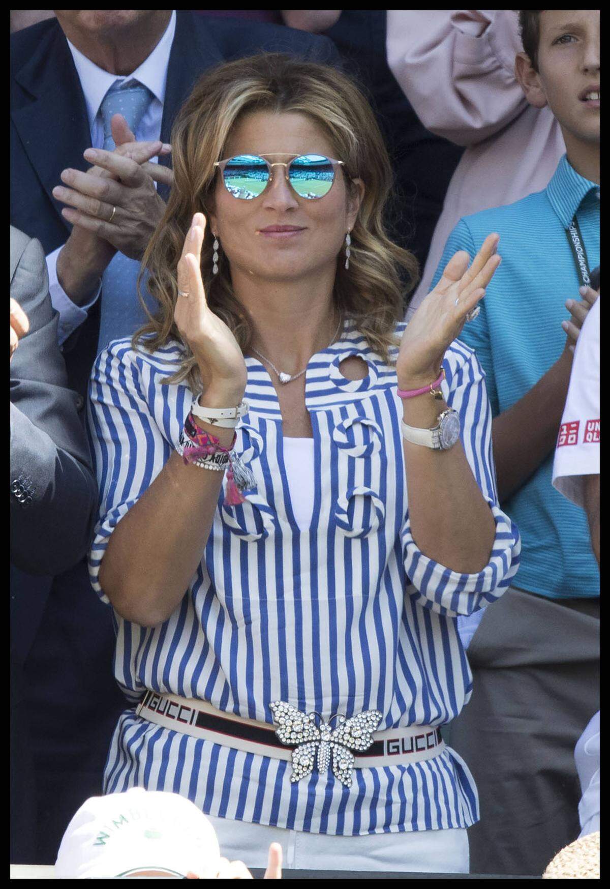 Alle Spieler tragen in Wimbledon Weiß. Verständlich, dass sich auch viele Besucher - zumindest in Ansätzen - an den Dresscode halten. So auch Roger Federers Frau Mirka.