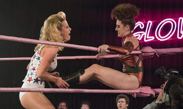 Eine Serie über Frauenwrestling in den 80er Jahren? Ja, denn es geht in "GLOW" um mehr als nur um Wrestling, es geht um den Platz, den sich Frauen im Showbusiness (und nicht nur dort) erkämpfen. Und das ist meistens auch noch lustig. Zwei Staffeln mit je zehn, ca 35 Minuten langen Folgen