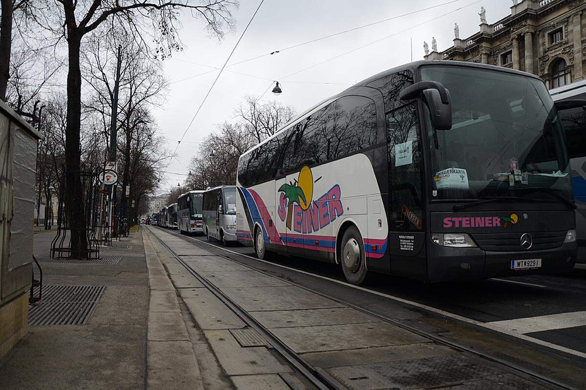 14.00 Uhr: Schon tausende Beamte haben sich auf dem und um den Ballhausplatz eingefunden. Viele sind mit Bussen aus den Bundesländern angereist, einige sogar aus Vorarlberg. Unter den Demonstranten sind unzählige Lehrer, aber auch Beschäftigte aus den Bereichen Feuerwehr, Energie, Müll, Polizei oder Kanal.