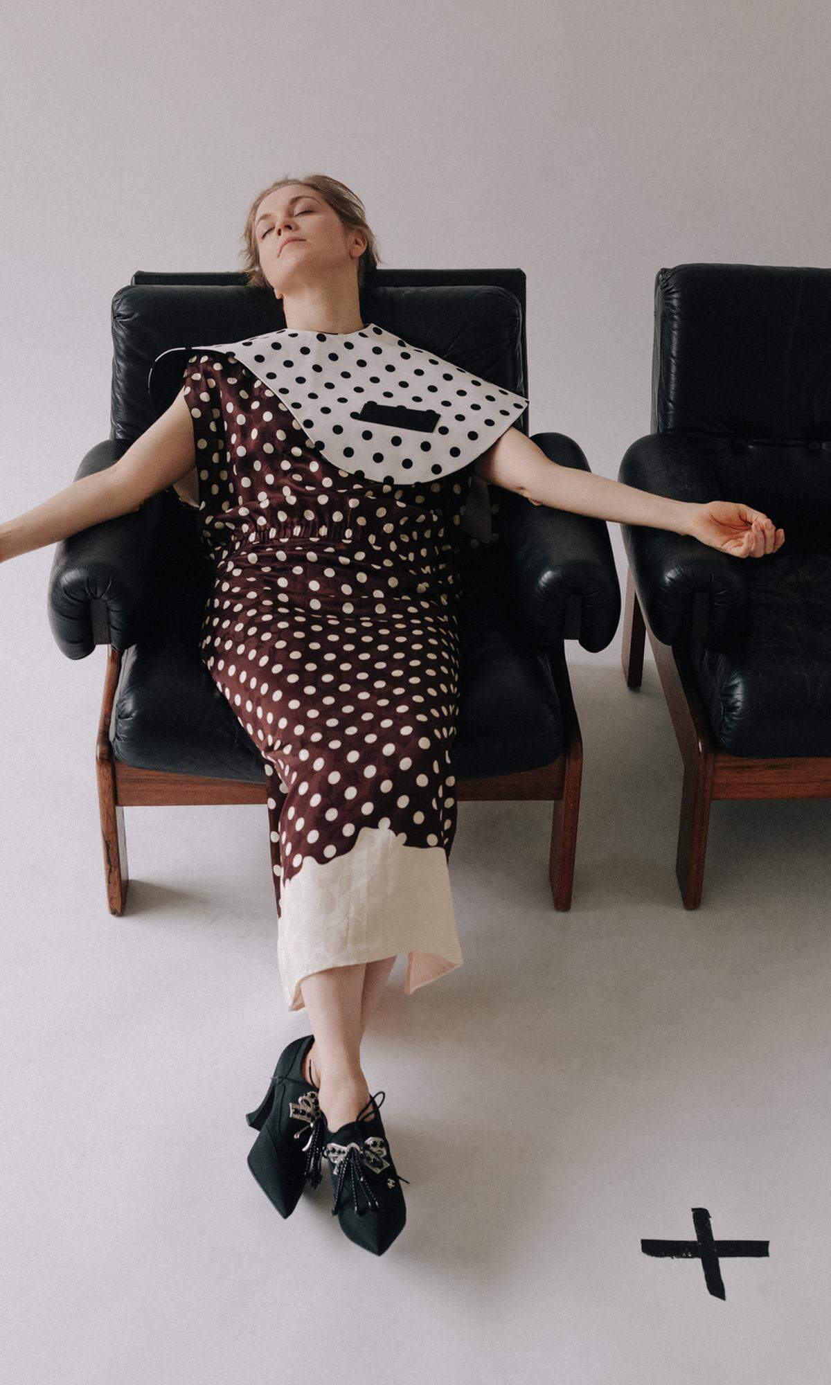 Kleid von Miu Miu, Kragen von George Keburia, ­Schuhe aus der Métiers-d’Art-Kollektion von Chanel.