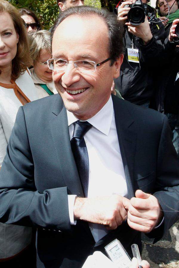 Die öffentlichen Finanzen sollen bis 2017 ins Lot gebracht werden, der Anteil der Staatsausgaben am Bruttoinlandsprodukt soll von 56,5 auf 53,9 Prozent sinken. Hollande hat versprochen, dass Arbeitnehmer, die vor ihrer Volljährigkeit erwerbstätig wurden, schon mit 60 und nicht erst mit 62 Jahren in Pension gehen können. Er will also die Pensionsreform Sarkozys rückgängig machen.
