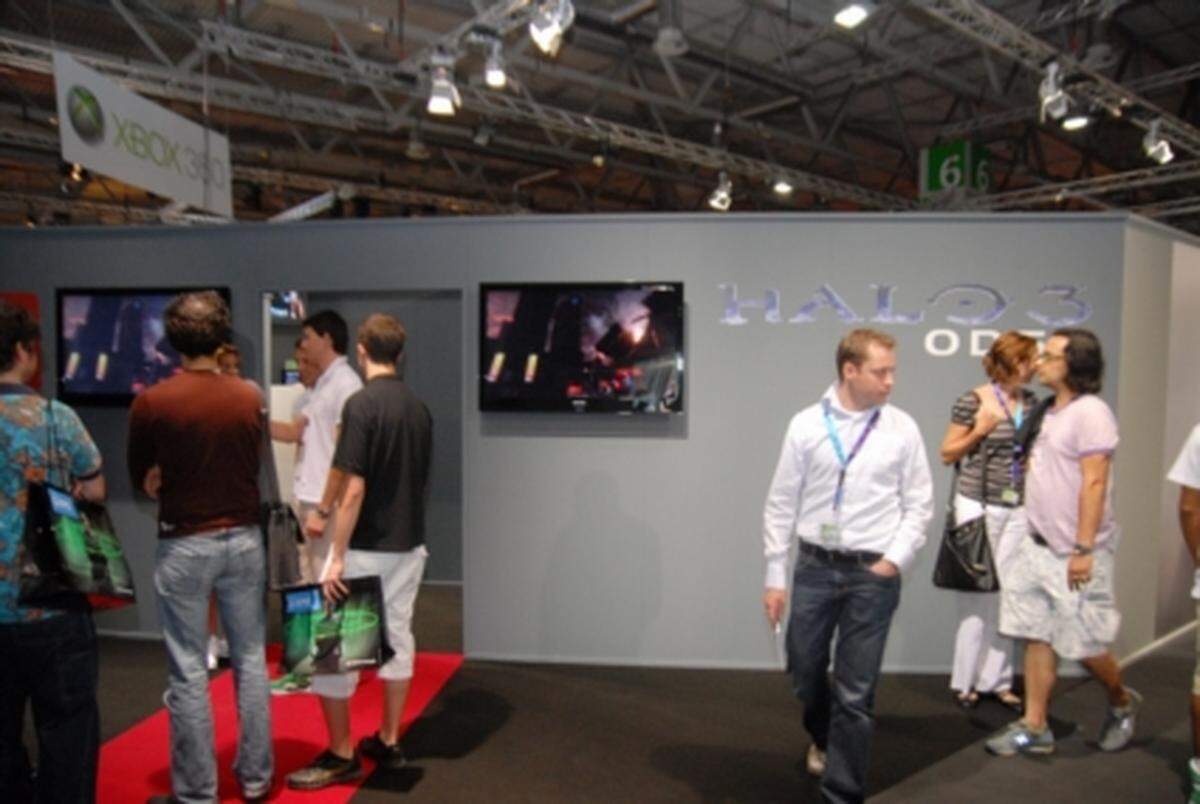 Microsoft zeigt bekannte Titel, die schon auf der E3 angekündigt wurden, unter anderem Halo 3: ODST. Statt, wie üblich in der Halo-Serie, die Rolle des "Master Chief" zu übernehmen, schlüpft der Spieler in die Haut eines normalen Soldaten. Microsoft läßt immer nur eine Handvoll Besucher in den Bereich, in dem das Game gezeigt wird.