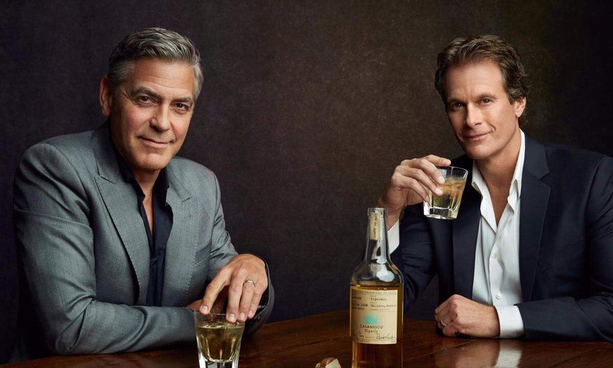 Mittlerweile wieder erfolgreich ausgestiegen ist sein Kollege George Clooney. Aus einer Laune heraus gründete er 2013 zusammen mit Cindy Crawfords Ehemann Rande Gerber (rechts) und dem Schauspieler Mike Meldman die Premium-Tequila-Marke Casamigos. "Casamigos" ist ein Wortspiel das etwa "Haus von Freunden" bedeutet. Clooney und Gerber haben benachbarte Ferienhäuser in Mexiko. Im Jahr 2017 verkaufte das Trio seinen Tequila um eine kolportierte Summe von einer Milliarde US-Dollar an den Spirituosen-Hersteller Diageo.