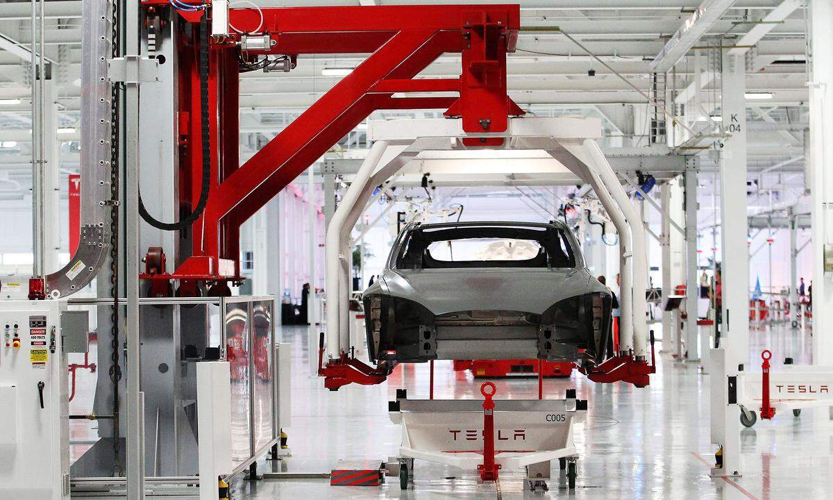 Vielleicht wird Teslas sich im Bau befindliche „Gigafabrik“ einmal die größte Fabrik der Welt sein, momentan reicht es noch nicht für einen Stockerlplatz. Sein Werk in Fremont, Kalifornien ist der Arbeitsplatz von 10.000 Menschen. Das Münchener Oktoberfest könnte dreieinhalb Mal auf dem 1,5 Millionen Quadratmeter großen Werksgelände untergebracht werden.