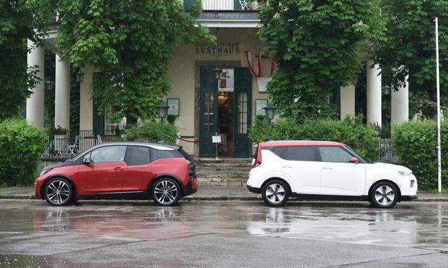 Im Radstand vergleichbar, beide geräumig und luftig, der Kia e-Soul (rechts) mit größerem Kofferraum, der visionäre BMW i3 mit lustvoller Fahrdynamik.