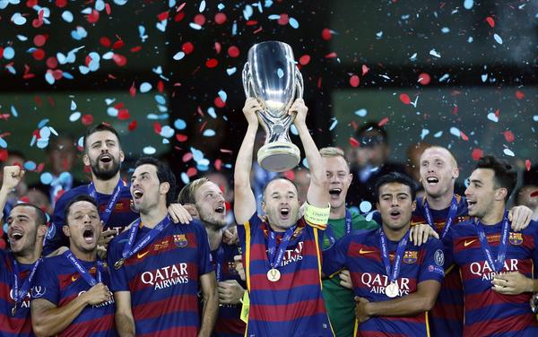 Als Kapitän stemmte Iniesta Barcelonas Champions-League Trophäe 2015.