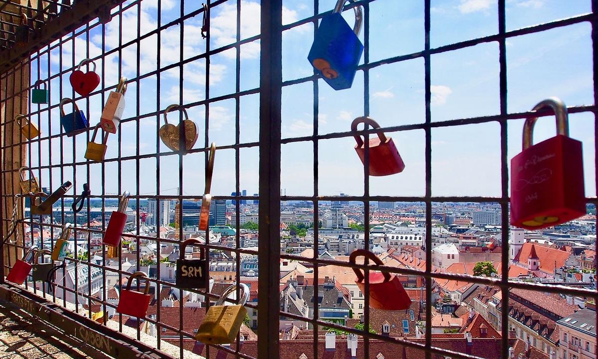 Neue Schlösser vor historischer Aussicht am Südturm.