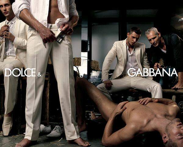 Homosexualität ist in der Werbung ein beliebtes Stilmittel, das nicht nur eine politische Botschaft beinhaltet, sondern auch in erster Linie Aufmerksamkeit verspricht. Dolce &amp; Gabbana inszeniert seine Männermodels häufig in lasziven Posen.