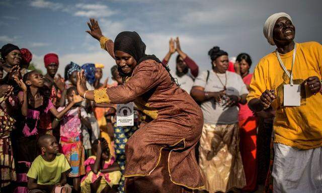 Der Jubel nach den Wahlen in Gambia hat nicht lang angehalten. Ob der Gewaltherrscher wirklich friedlich weichen wird, scheint derzeit unwahrscheinlich.