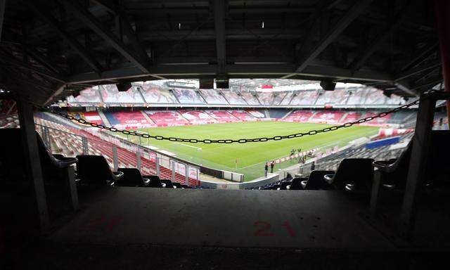 Bewerbsspiele im Fußball (im Bild das Salzburger Stadion) finden aufgrund einer „Vereinbarung“ mit dem Ministerium gänzlich ohne Zuschauer statt.