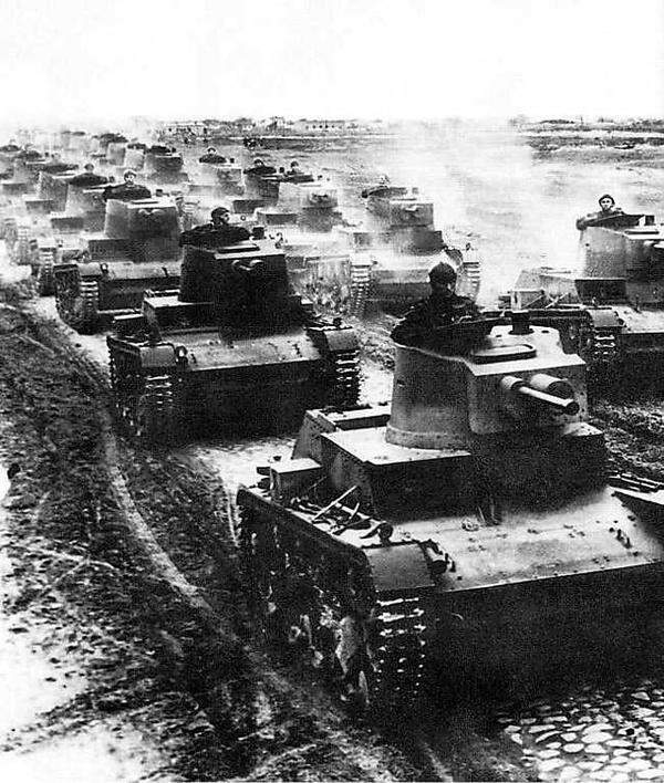 Überhaupt war der Feldzug kein „Spaziergang“, wie der Mythos es besagt. Viele der etwa 59 deutschen und drei slowakischen Divisionen (ca. 1,5 Millionen Deutsche, 50.000 Slowaken) die gegen 38 Divisionen und 15 Brigaden zogen (950.000 Mann), sahen sich vor argen Problemen: Die Truppe war nervös, die Kraft der Luftwaffe wurde überschätzt. Bei Tschenstochau fuhr die 4. Panzerdivision am 1. 9. in einen Hinterhalt von Kavalleristen. Die schossen mit Kanonen 30 bis 50 Panzer und Dutzende Fahrzeuge ab, machten Gefangene und wichen erst in der Nacht.Im Bild: Polnische Panzer Modell 7TP, abgeleitet vom britischen Vickers 6-Tonner, rücken in Formation vor.