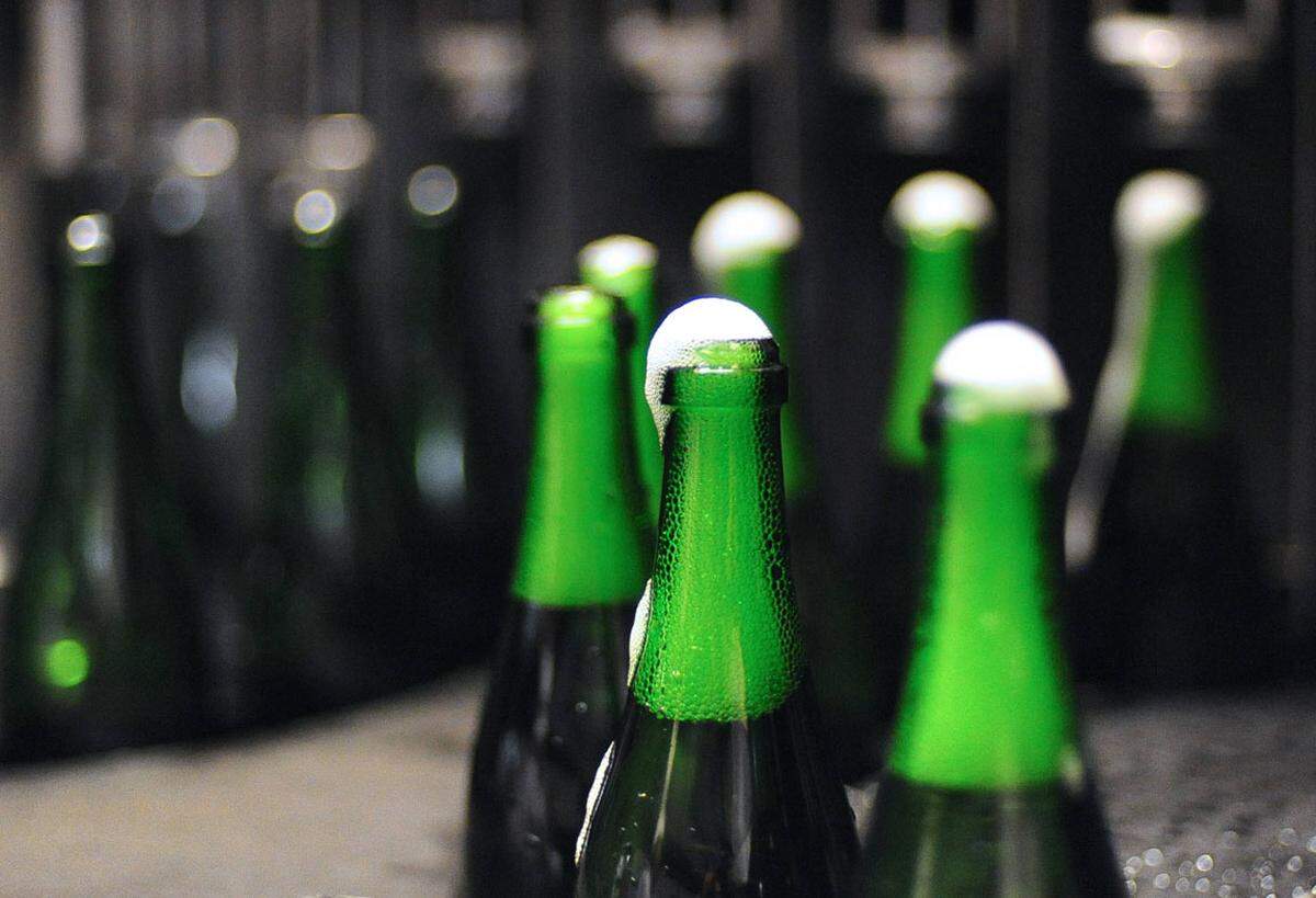 Bei der Methode Charmat wird der Sektgrundwein ebenfalls mit einem Tiragelikör (Zucker und Hefe) versetzt. In Großdruckbehältern wird der Grundwein der zweiten Gärung unterzogen, die den Zucker in Alkohol und Kohlensäure umwandelt.