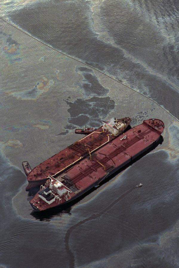 Die Unglücksstelle der Kulluk liegt nur wenige hundert Kilometer westlich vom Prinz-William-Sund, wo 1989 das Schiff Exxon Valdez (archivbild) auf ein Riff gelaufen war und rund 40.000 Tonnen Rohöl verloren hatte. Gewässer und Küste wurden verseucht, hunderttausende Tiere verendeten. Das Unglück gilt als eine der schlimmsten Ölkatastrophen weltweit.