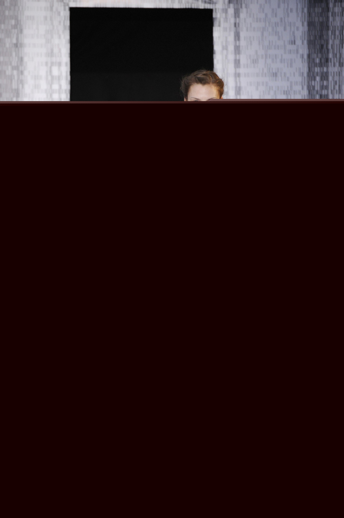 Maria Grazia Chiuri und Pier Paolo Piccioli veranstalteten ein Elfen Defilee für Valentino. Tranparenz umspielte die Mädchen, als hätte das delikate Zwirngeflecht gar nicht den Anspruch, den Körper bedecken zu wollen.