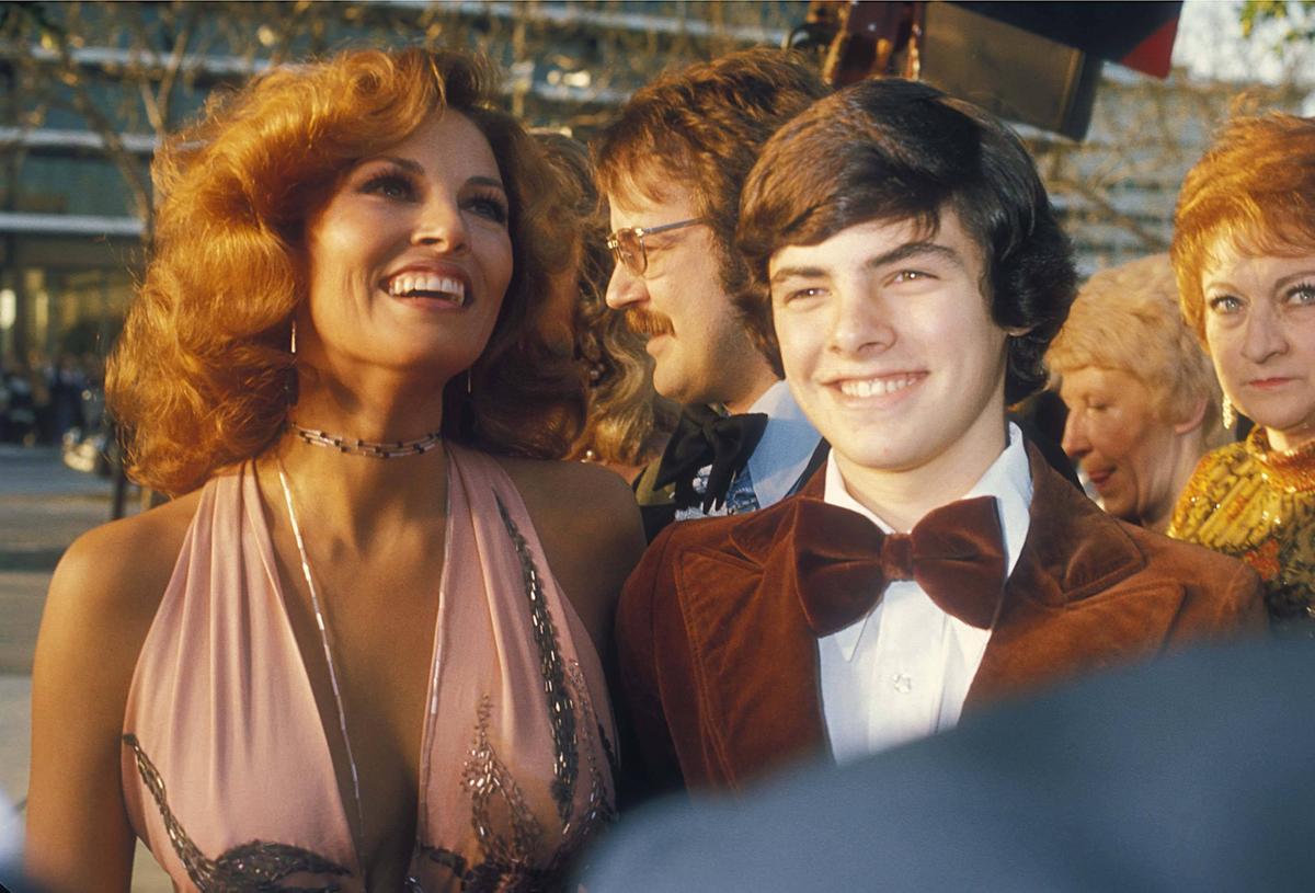 Die Schauspielerin und ihr Sohn 1975.