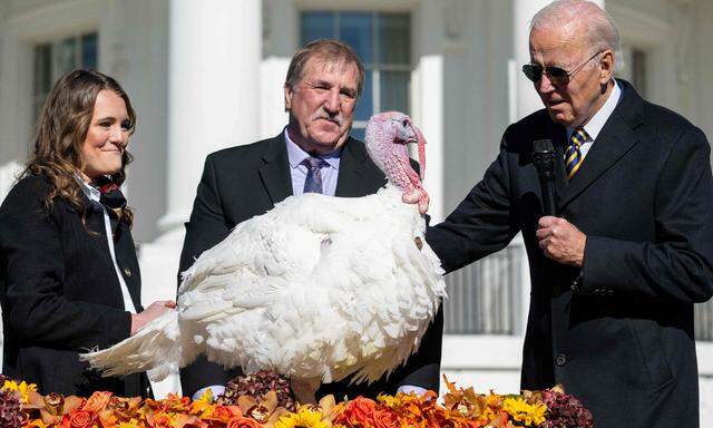 Tierischer Besuch im Weißen Haus: Ein Truthahn und Präsident Joe Biden.