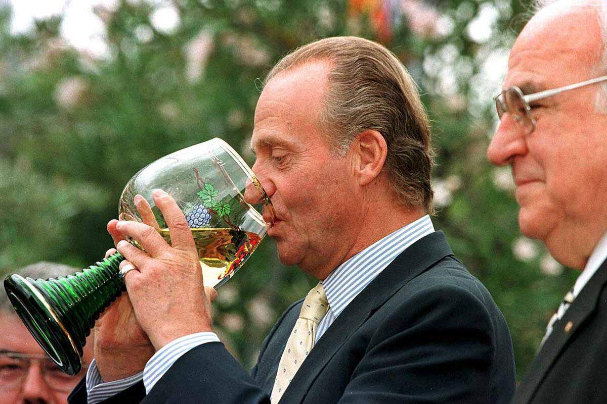Einige Politiker legten Juan Carlos nach seinem Afrikaurlaub eine Abdankung zugunsten des Kronprinzen Felipe nahe. In einer Geste, die in der Geschichte der spanischen Monarchie ohne Beispiel ist, entschuldigte sich der König danach öffentlich und gelobte Besserung.Juan Carlos testet den deutschen Wein, neben ihm: Ex-Kanzler Helmut Kohl.