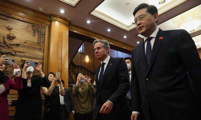 Antony Blinken und sein Amtskollege, Chinas Außenminister Qin Gang (R)