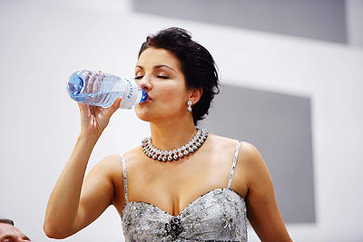 Der Opern-Promi gibt sich die längste Zeit durstig. Vöslauer- Mineralwasser hat in Anna Netrebko sein Testimonial gefunden.