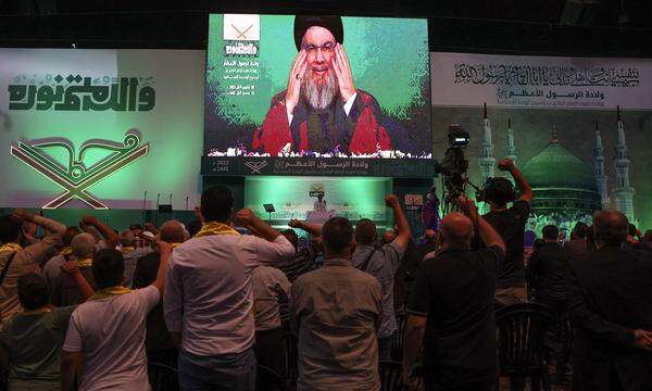 Hisbollah-Chef Hassan Nasrallah spricht per Video zu seinen Anhängern. 