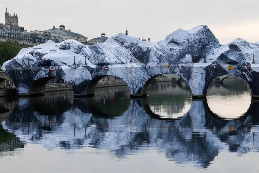 <strong> 21. Mai.</strong> <u>F</u>elsen auf der ältesten Brücke von Paris – wie kam das? Nun, es ist, wenig überraschend, eine Kunstinstallation. „La Caverne du Pont Neuf“ (Die Höhle von Pont Neuf) wurde vom französischen Künstler JR als Hommage an das Werk von Christo und Jeanne-Claude kreiert, die den Pont Neuf vor vier Jahrzehnten in Stoff verpackten. Drei Wochen soll die aufblasbare Struktur aus Stoff zu sehen sein, die eine felsige Optik vortäuscht. Offiziell soll das begehbare Kunstwerk am 6. Juni eröffnet werden.