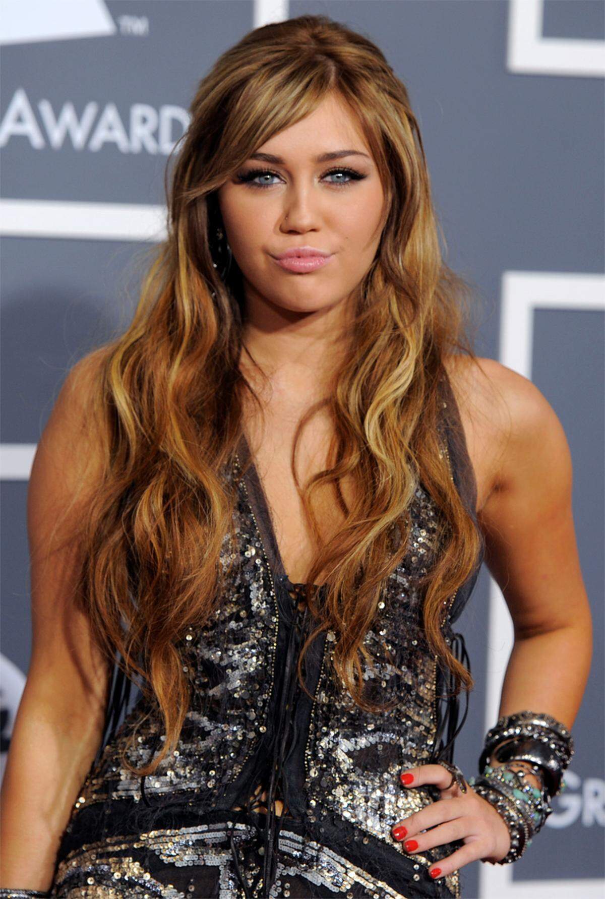"Sie ist jung, dumm und alt genug zum *****" - Dieser Slogan wirbt für "Finally Miley", eine Sexpuppe, die Miley Cyrus optisch nachempfunden ist. Das war zu viel für die junge Schauspielerin. Laut US-Medien hat die 18-Jährige die Sextoy-Firma "Pipedream Production" wegen übler Nachrede auf Schadensersatz verklagt.