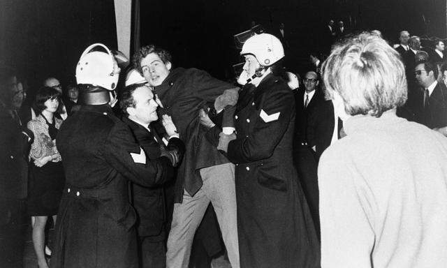 Polizeieinsatz am 9. 12. 1968: Demonstranten und Texter Ernst Schnabel wurden verhaftet.