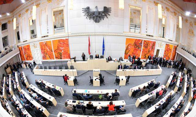 Ein Blick in den Großen Redoutensaal im Rahmen einer Sitzung des Nationalrates im Ausweichquartier in der Hofburg.