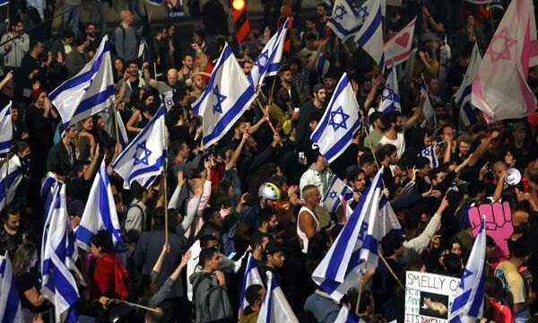 Tausende Menschen gingen in der Nacht gegen die geplante Justizreform auf die Straße, es kam zu Zusammenstößen mit der Polizei. Der Dachverband der Gewerkschaften ruft zu einem Generalstreik auf.