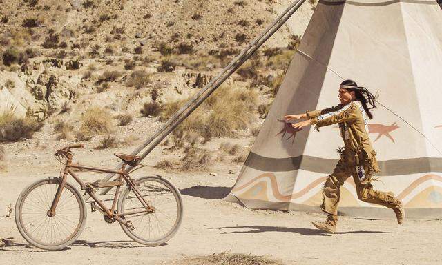 Run! Winnetou (Michael Bully Herbig) versucht sich an Kunststücken mit einem widerspenstigen Fahrrad.