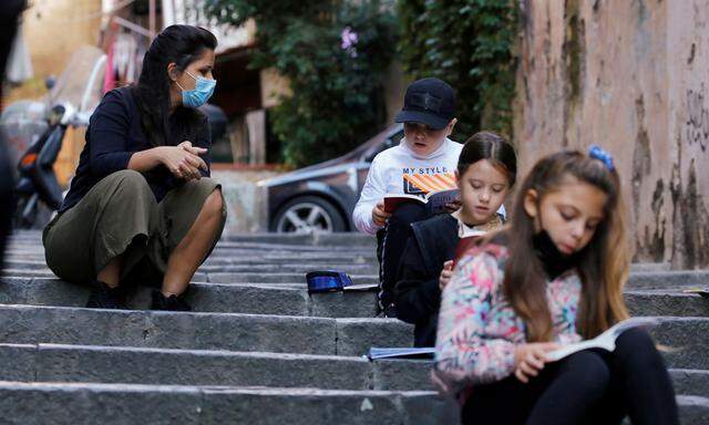 Im Süden von Italien, im Bild Neapel, findet der Unterricht teilweise im Freien statt