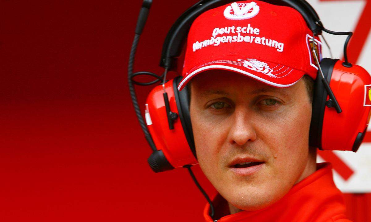 Die meiste Anzahl an WM-Titel heimste der deutsche Rekordchampion Michael Schumacher ein (7). Er wurde 1994, 1995 und von 2000 bis 2004 Weltmeister. Im Dezember 2013 zog sich Schumacher bei einem Skiunfall schwere Kopfverletzungen zu; seitdem befindet er sich in medizinischer Rehabilitation. 
