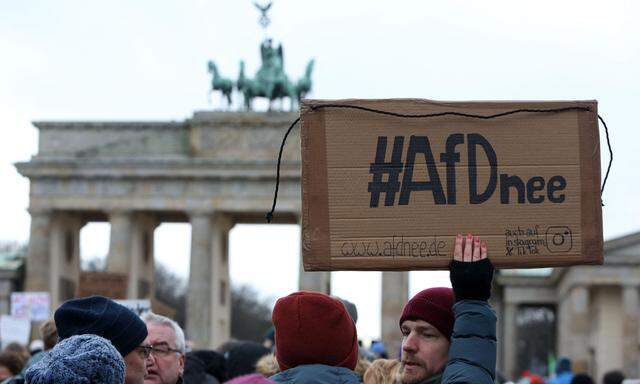 Am Sonntag demonstrierten mehr als 25.000 Menschen vor dem Brandenburger Tor. 