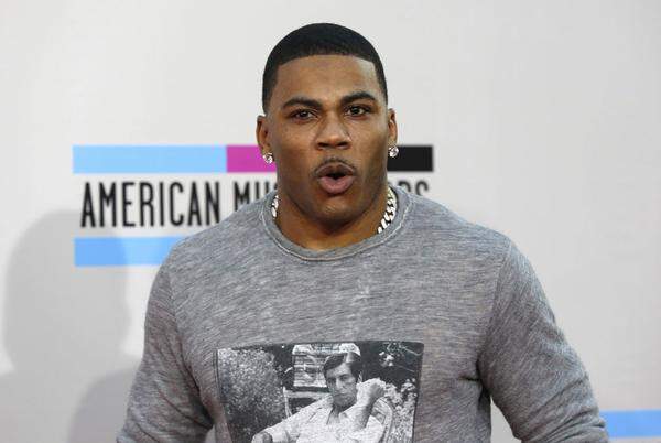 Der amerikanische Rapper Nelly wurde im April 2015 wegen Drogenbesitzes vorübergehend festgenommen worden. Polizisten hatten östlich von Nashville im US-Bundesstaat Tennessee seinen Bus angehalten und durchsucht. Dabei fanden die Beamten unter anderem Crystal Meth, Marihuana und Waffen.Nelly und ein weiterer Mann aus dem Bus wurden demnach festgenommen, kamen aber gegen 10.000 Dollar (etwa 9500 Euro) zunächst wieder frei.