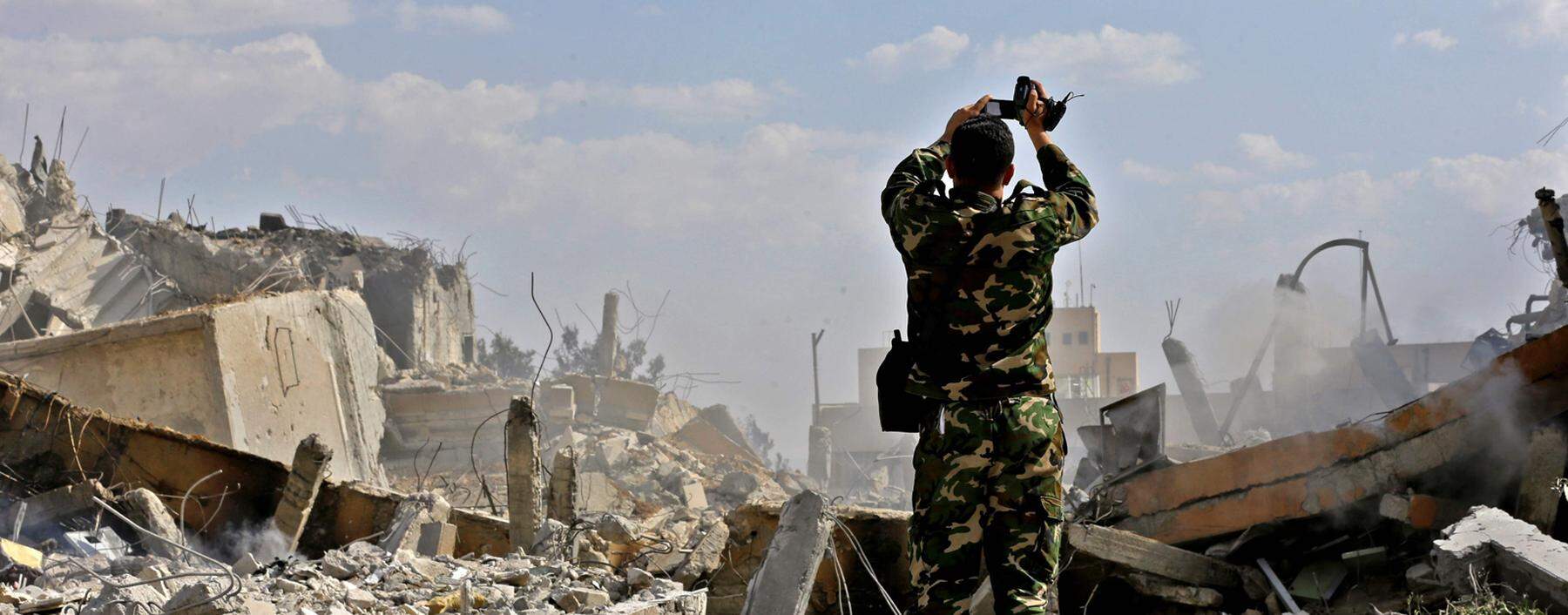 Inspektion der Kriegsschäden. Der seit neun Jahren tobende Konflikt hat in vielen Städten Syriens schwere Verwüstungen hinterlassen. Machthaber Bashar al-Assad hat Trümmerfelder zurückerobert.