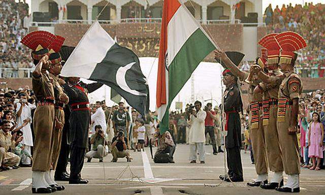 Pakistanische und indische Soldaten