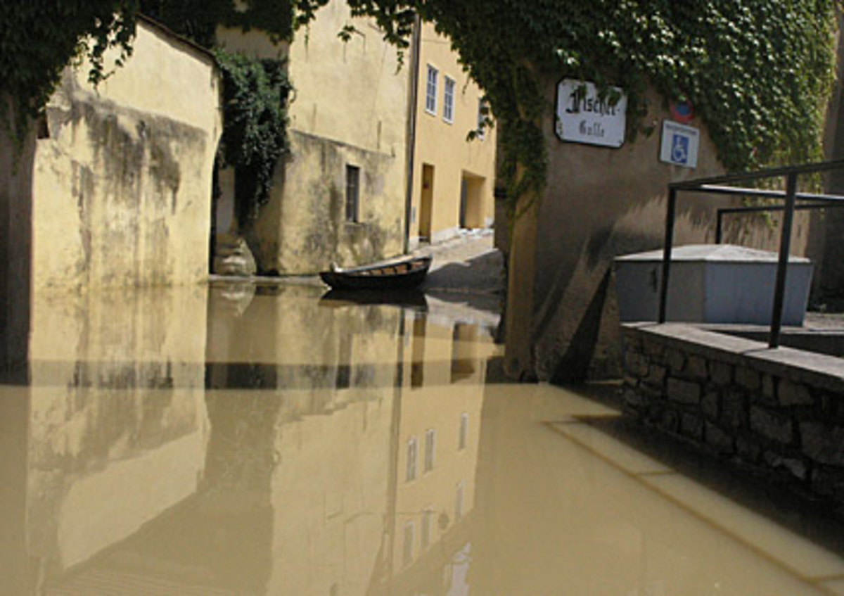 In manchen Gegenden Österreichs regnete es in den letzten Tagen eineinhalb bis dreimal so viel wie sonst im ganzen Juni. Die Pegel einiger Hochwasser führenden Flüsse gingen bereits zurück.Im Bild: Die Fischergasse in Melk