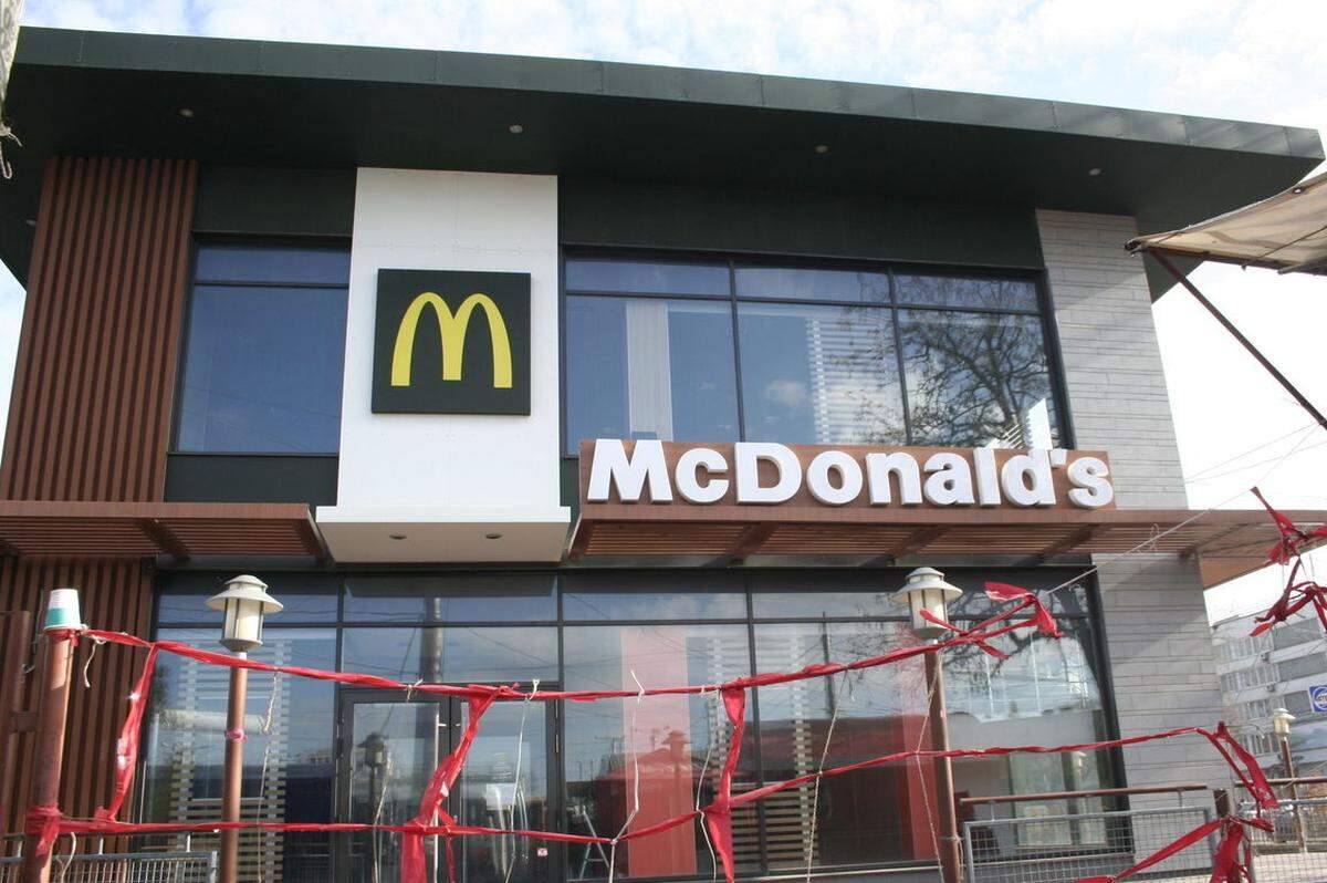 McDonald's in Simferopol schloss bereits im April 2014 seine Türen. Wegen der Sanktionen von EU und USA sind heute keine westlichen Unternehmen mehr auf der Halbinsel vertreten. Auch ukrainische Banken mussten schließen.