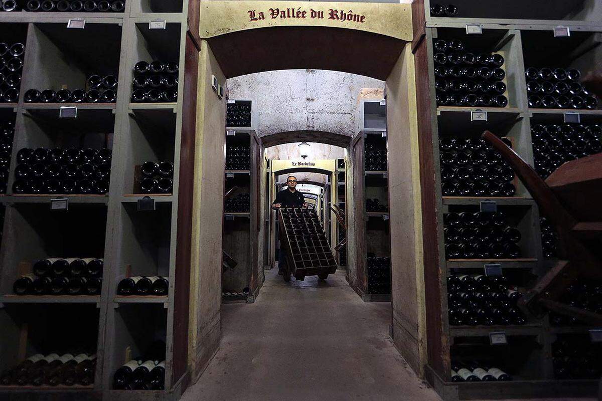 Das Hôtel de Paris in Monte Carlo ist ein Tipp für Weinliebhaber. Mehr als 600.000 Flaschen feinsten Rebensafts warten im größten privaten Weinkeller der Welt auf ihre Öffnung. Die älteste Flasche stammt aus dem Jahr 1835. Das Gewölbe ist zwei Kilometer lang und 1500 Quadratmeter groß. Zum größten Teil stammen die Weine aus französischem Anbau.