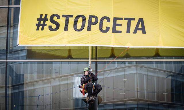 Bilder des Tages Luxemburg Protest von Greenpeace gegen CETA Luxembourg Luxembourg Oct 18 201