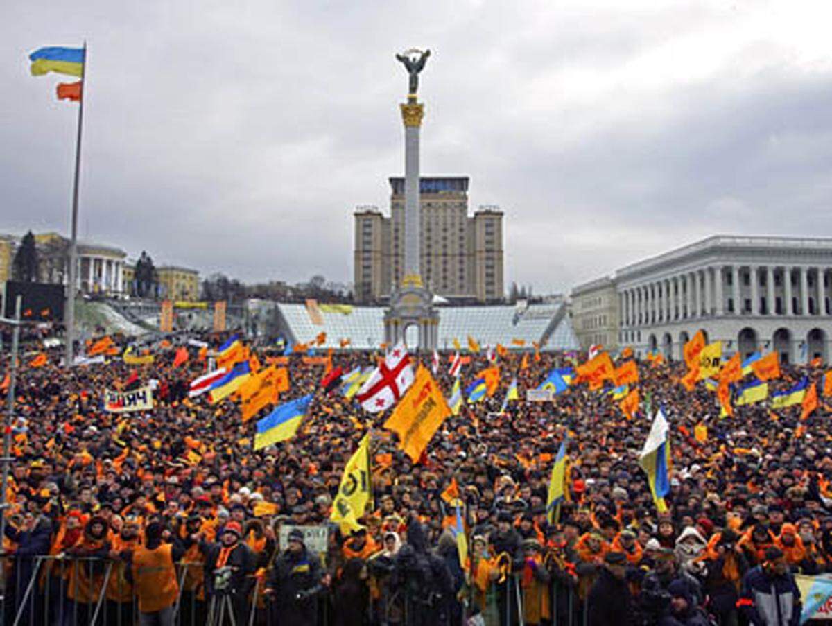 Vor fünf Jahren hatte die Orange Revolution Viktor Juschtschenko an die Macht gebracht. Die Hoffnungen der Bevölkerung in ihn wurden aber enttäuscht.  Im April kürten die Ukrainer Juschtschenko gar zum schlechtesten Staatsoberhaupt seit der Unabhängigkeit des Landes 1991.