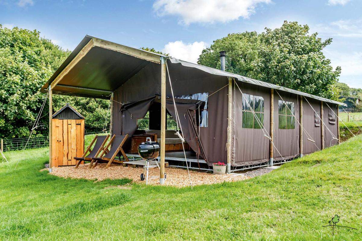 Textil. Draußen rennen die Schafe herum, der Nachbar ist auf Respektabstand, drinnen hält man’s gut aus: Glamping im besten Sinne. Wiesenbett-Standorte: www.wiesenbett.de